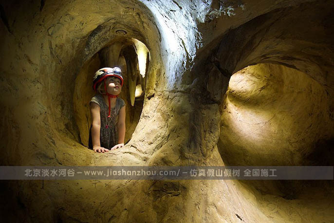 兒童樂(lè)園仿真山洞探險(xiǎn)是集運(yùn)動(dòng)、探險(xiǎn)、玩樂(lè)一體的項(xiàng)目