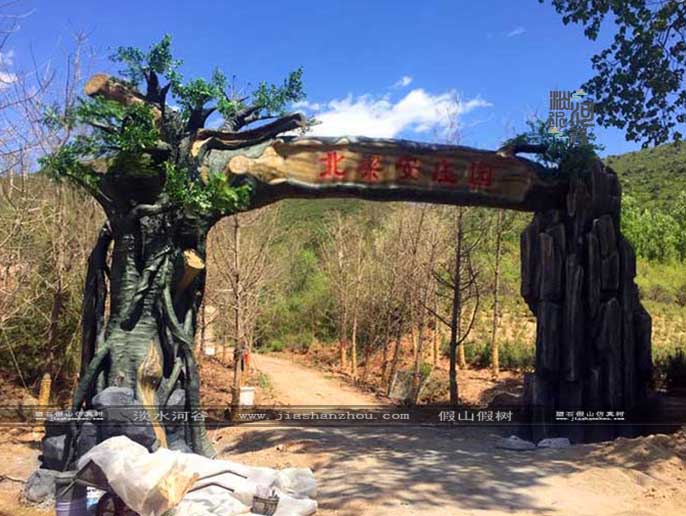 仿真榕樹大門是仿真樹大門中運用較多的種類