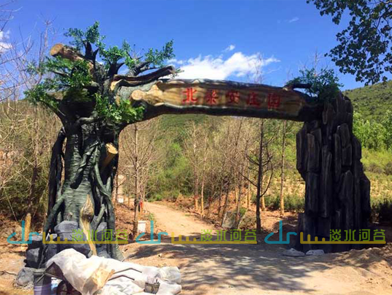 行業專家北京圣園工程告訴你景區做顯眼的仿真樹大門有多重要