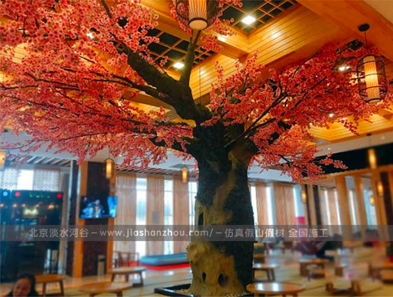 取代綠色真植物的仿真樹(shù)成為時(shí)尚裝飾景觀作品中的新寵兒