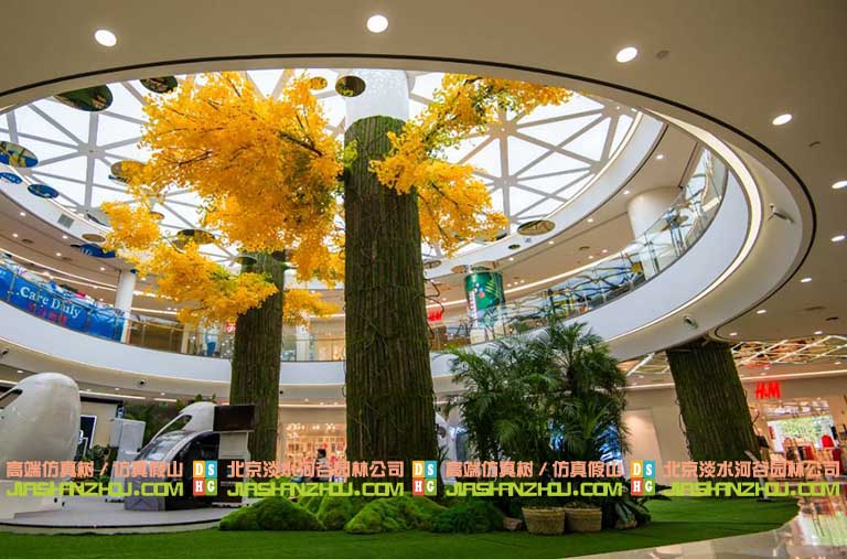仿真樹造景不是孤木成林是由很多的假樹假花組合成的景觀