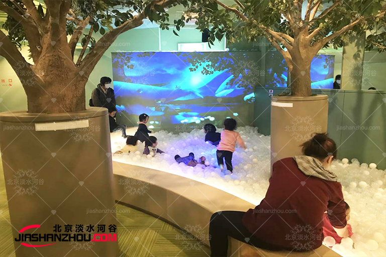 仿真樹不單提供給人們迷人的裝飾環境更凸現出綠色環保核心理念