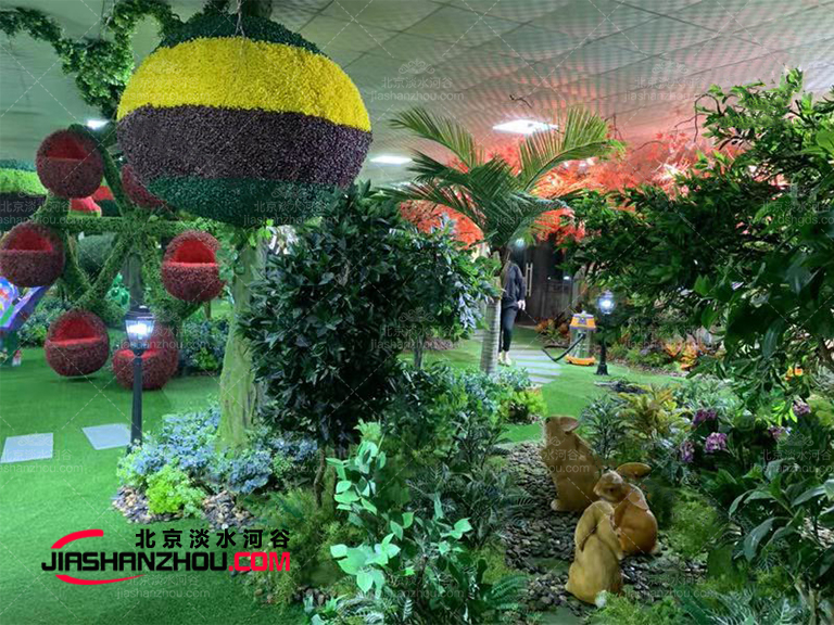 仿真樹和活植物共生營造更好更持久的花園環(huán)境