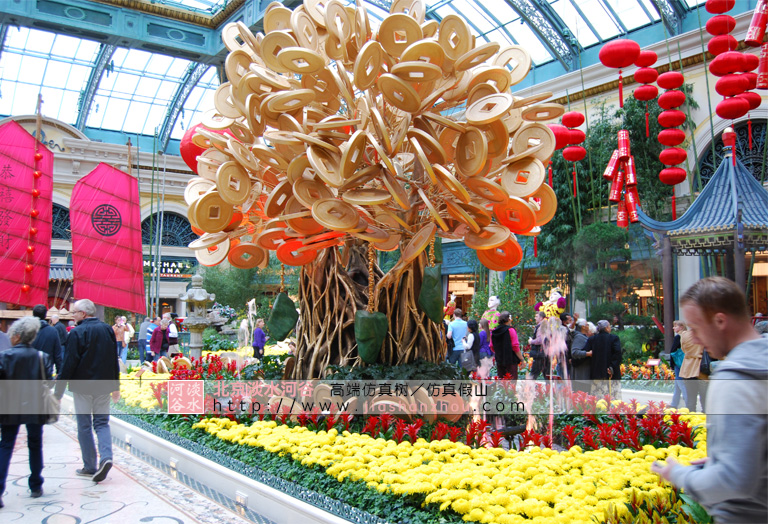 仿真樹(shù)裝飾過(guò)的節(jié)日大森林兒童樂(lè)園環(huán)境非常吸引人