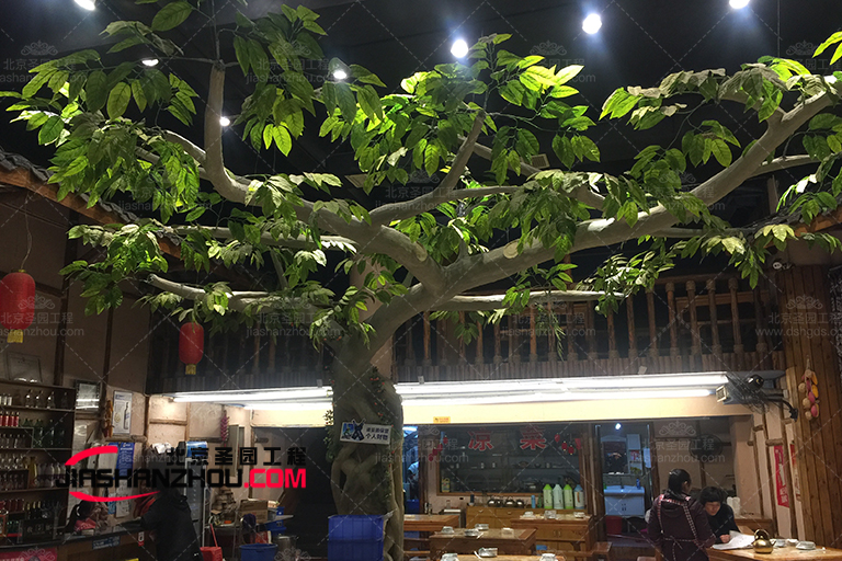 無錫市龍崖灣時尚餐廳水泥仿真樹工程施工中
