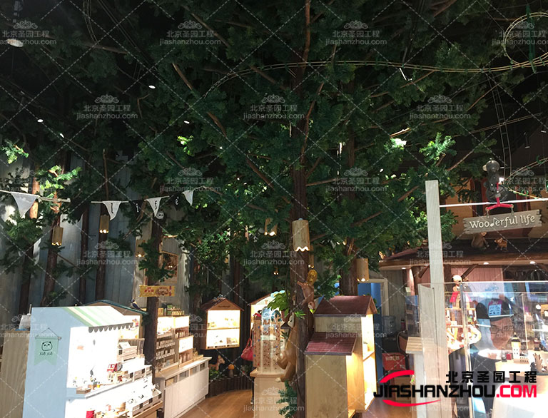 仿真樹與真實植物結合的風景帶給人們視覺上的享受