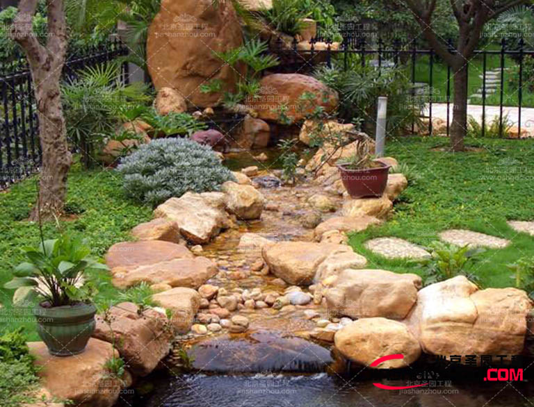 塑石假山可以模仿自然山石的形態和紋理，用于園林景觀中