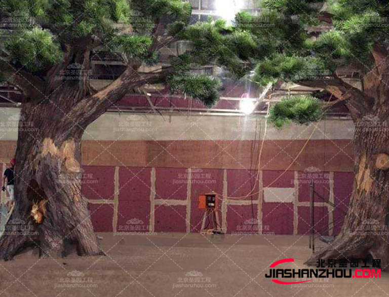 仿真樹將形狀精美的家具組合在一起，創造出非傳統優雅的空間