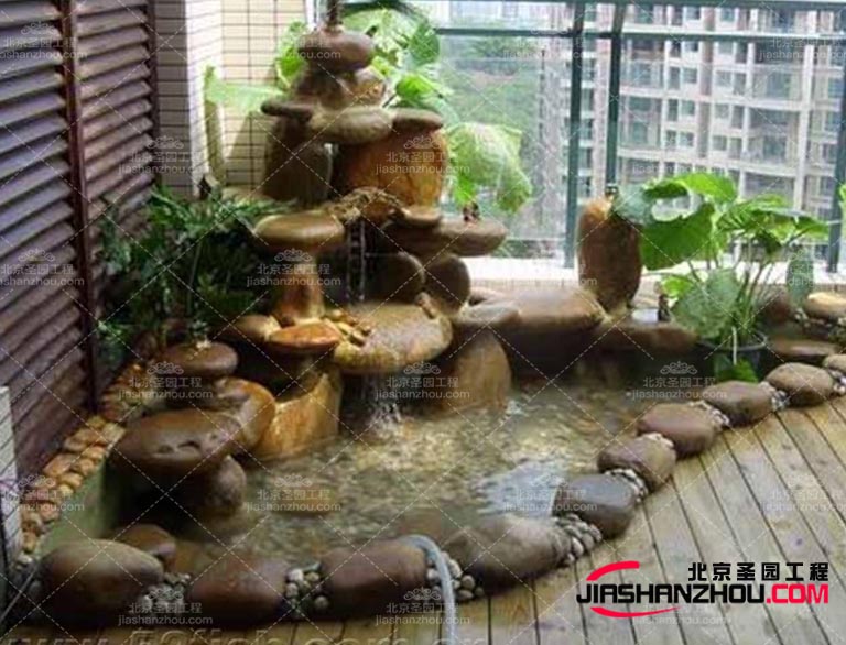 塑石假山特且?guī)缀醪粫贿z忘的圖案，與植物織物的裝飾細(xì)節(jié)相結(jié)合
